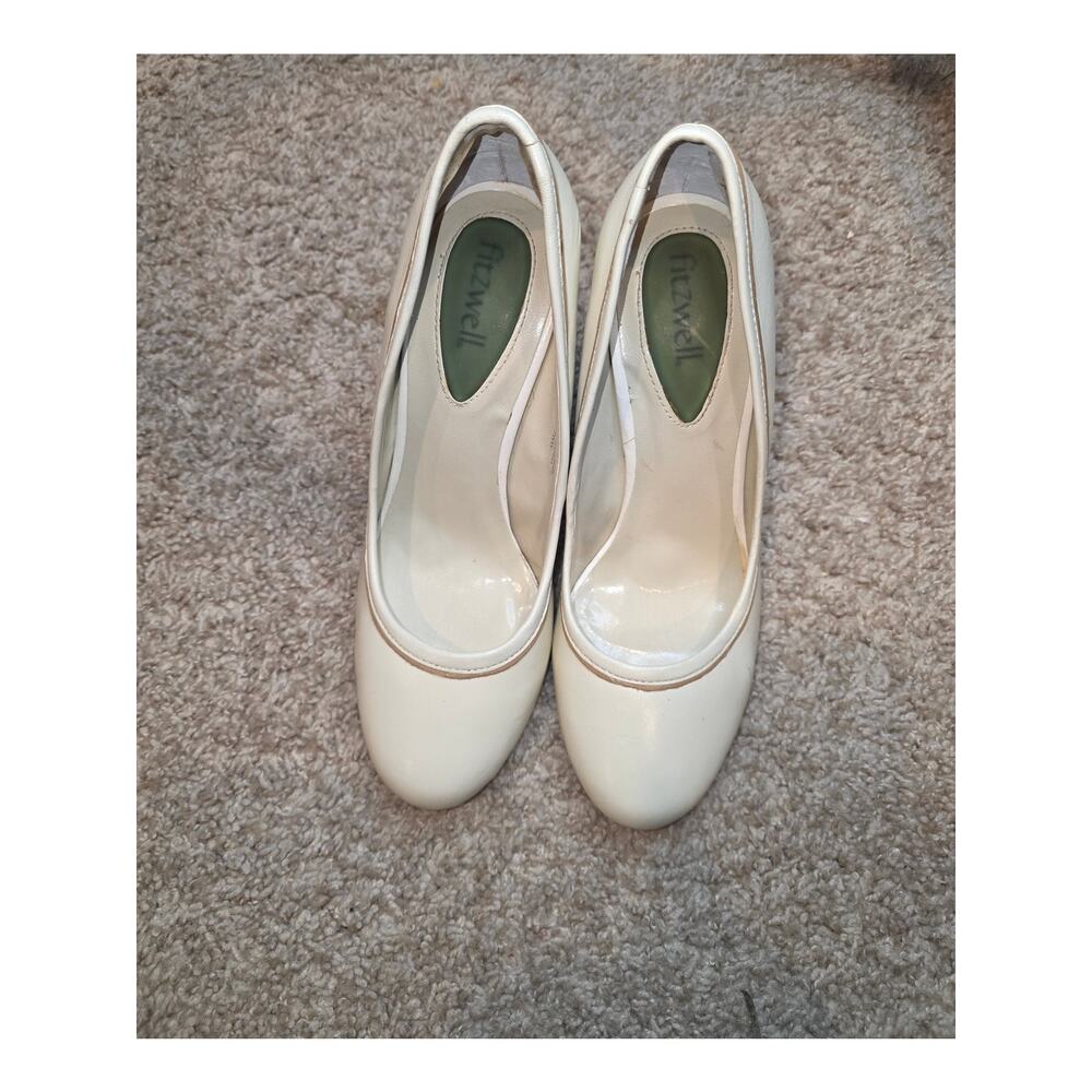 EUC Fitzwell cream leather round toe pumps‎ sz 7
